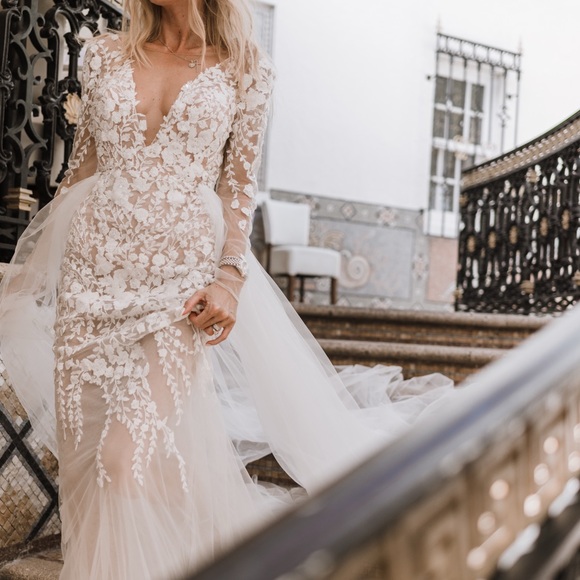 David bridal Wedding dress , size 2 - Picture 13 of 14